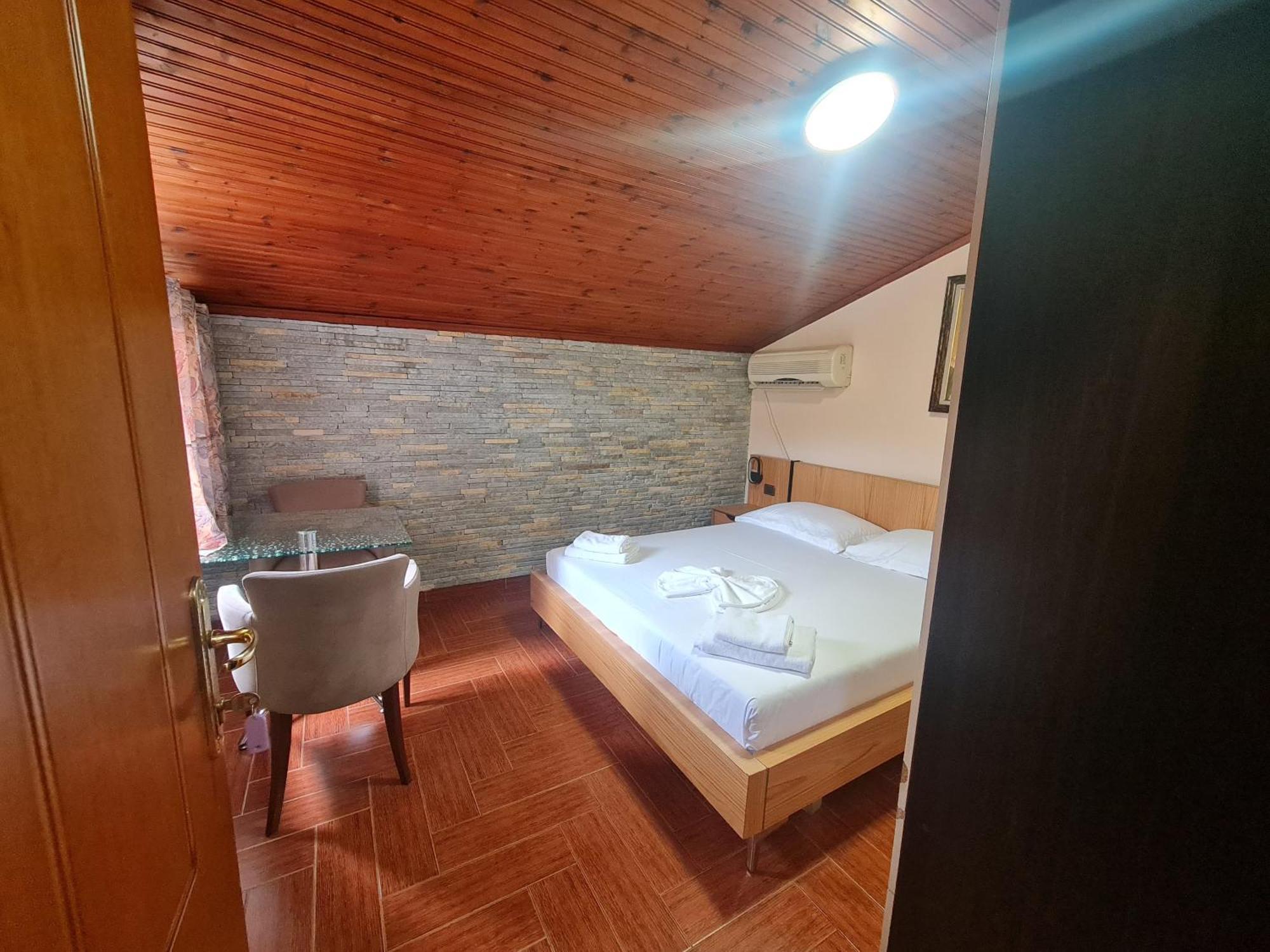 Hotel La Villa Tiranë Ngoại thất bức ảnh
